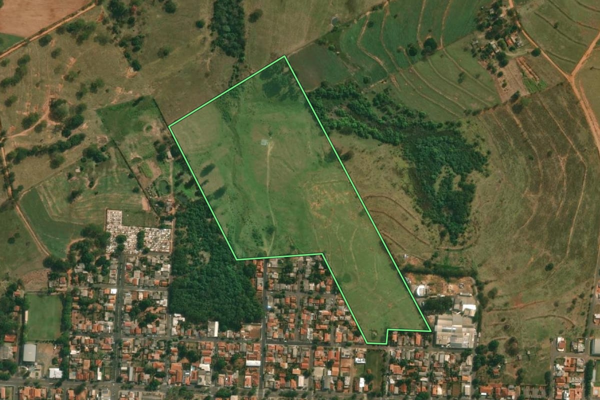 Imagem de satélite do imóvel rural em Tarabai (SP), com o contorno declarado no CAR desenhado por cima.
