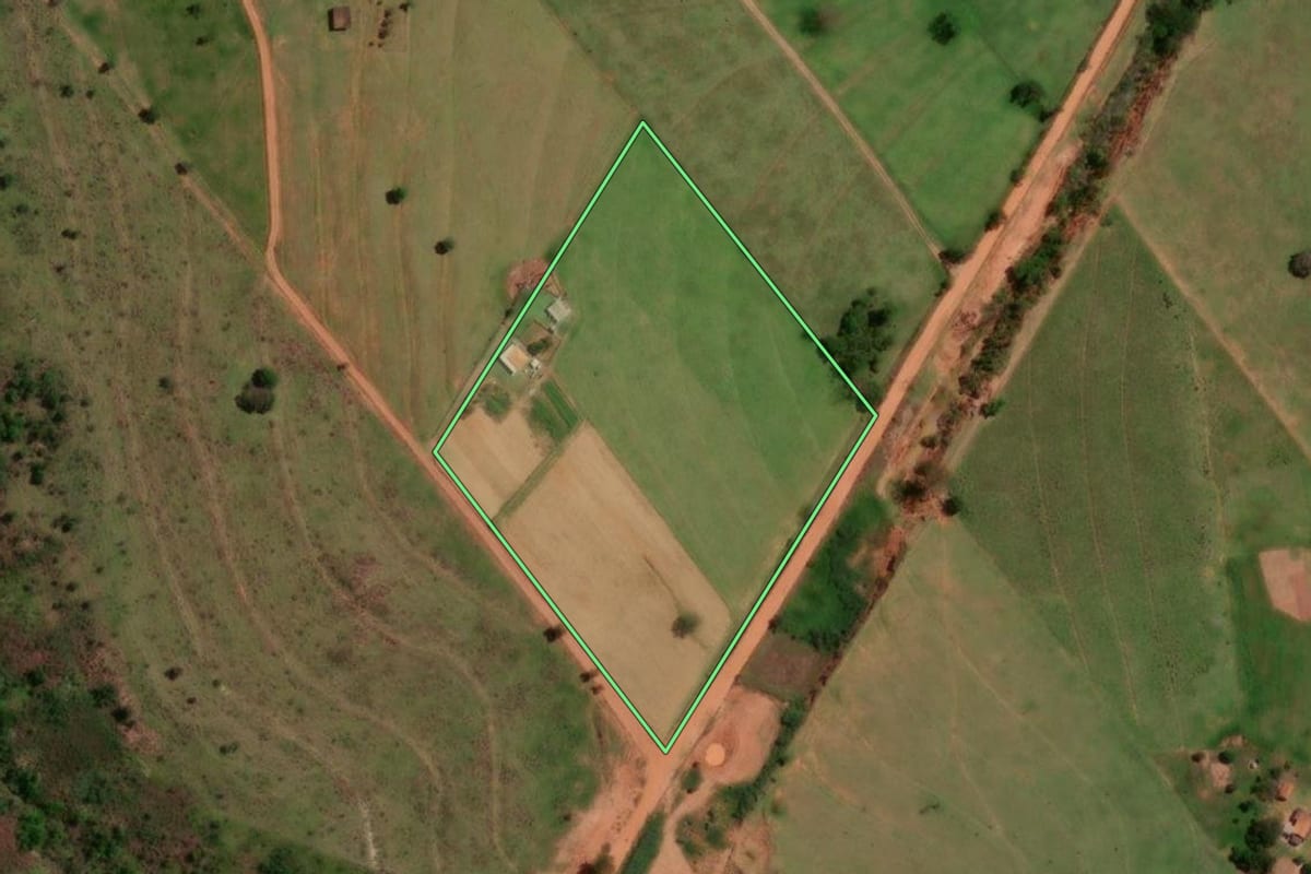 Imagem de satélite do imóvel rural em Tarabai (SP), com o contorno declarado no CAR desenhado por cima.