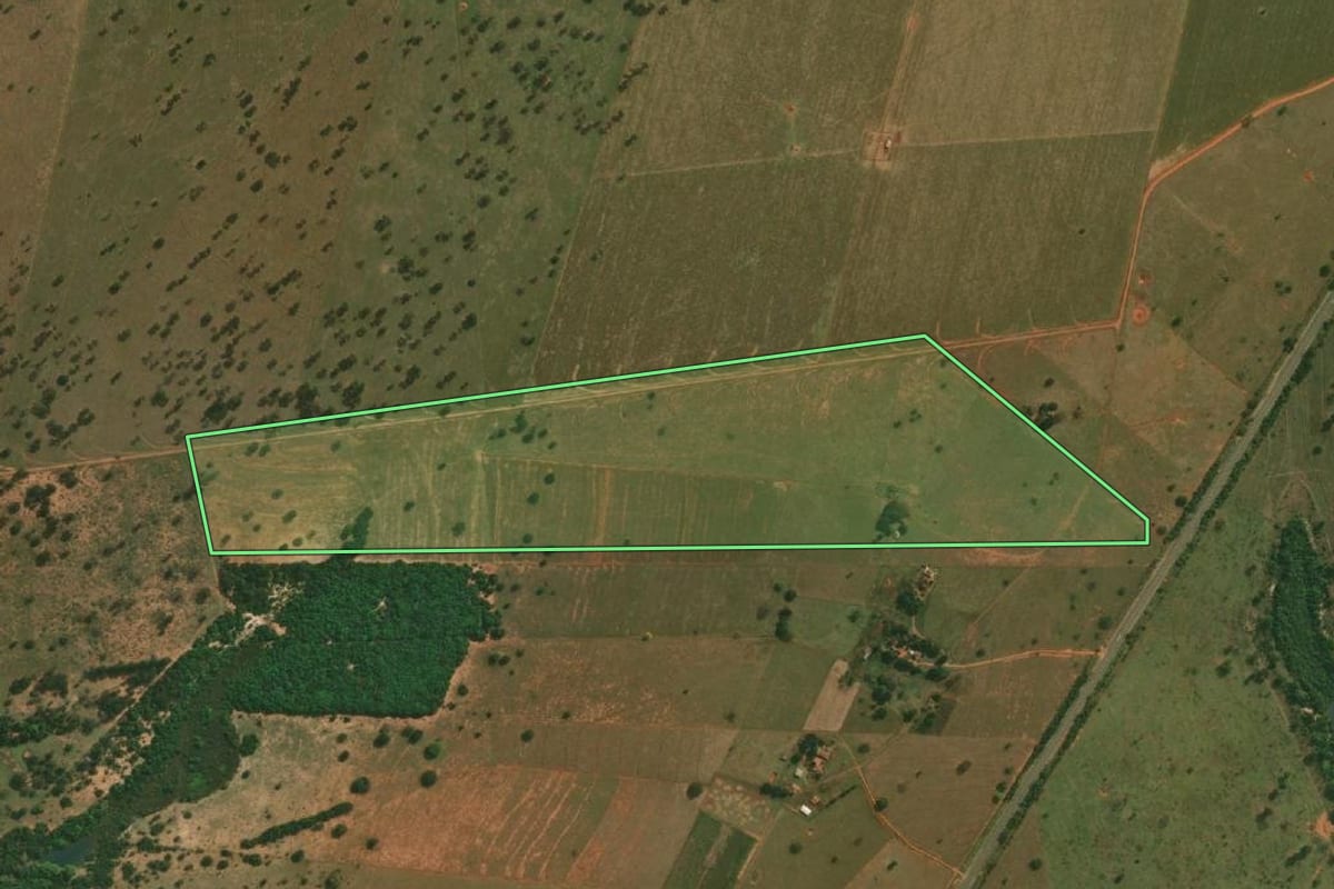 Imagem de satélite do imóvel rural em Tarabai (SP), com o contorno declarado no CAR desenhado por cima.
