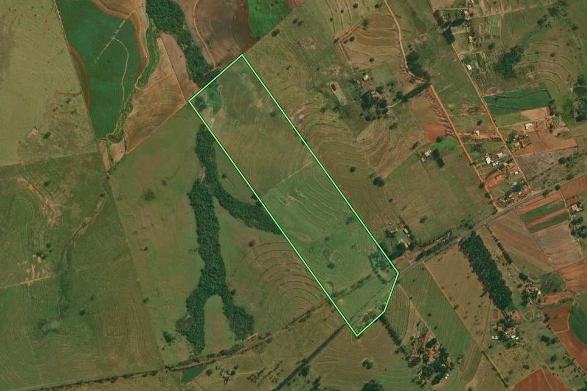 Imagem de satélite do imóvel rural em Tarabai (SP), com o contorno declarado no CAR desenhado por cima.