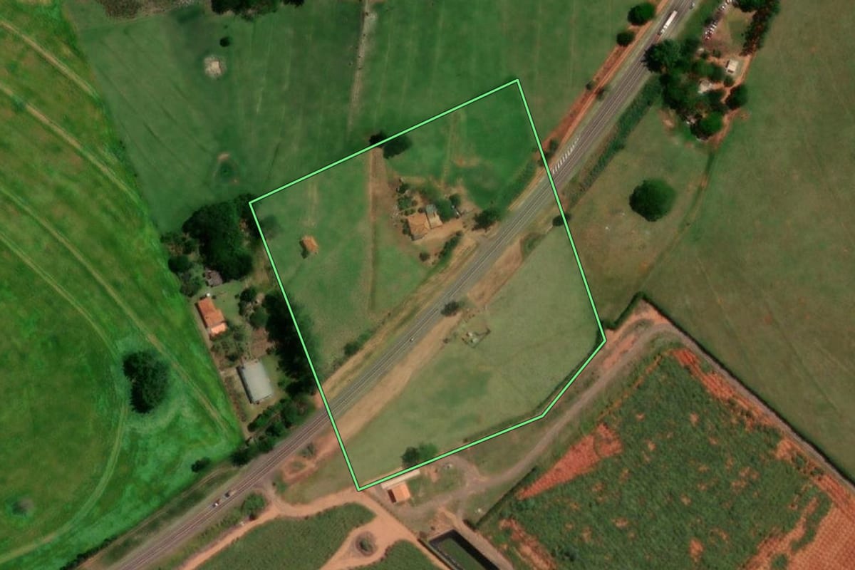 Imagem de satélite do imóvel rural em Tarabai (SP), com o contorno declarado no CAR desenhado por cima.