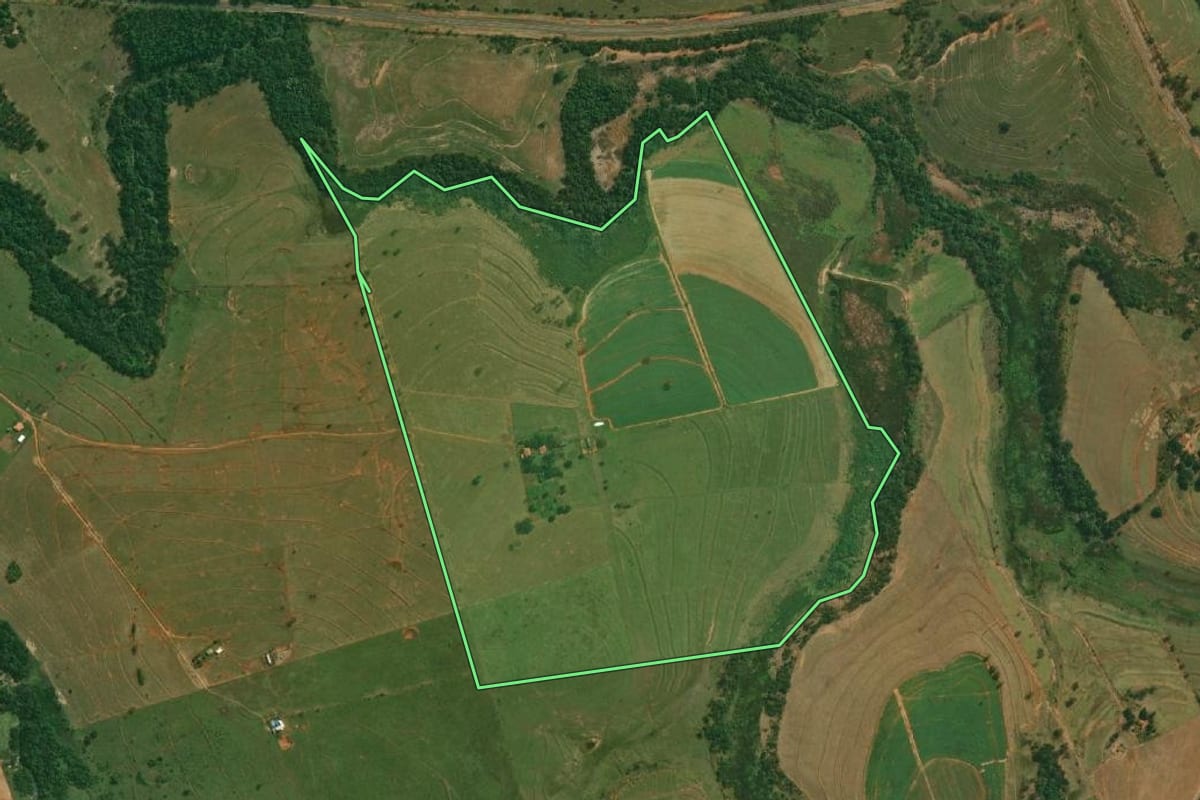 Imagem de satélite do imóvel rural em Tarabai (SP), com o contorno declarado no CAR desenhado por cima.