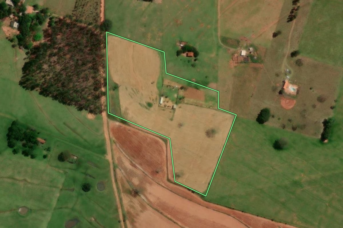 Imagem de satélite do imóvel rural em Tarabai (SP), com o contorno declarado no CAR desenhado por cima.