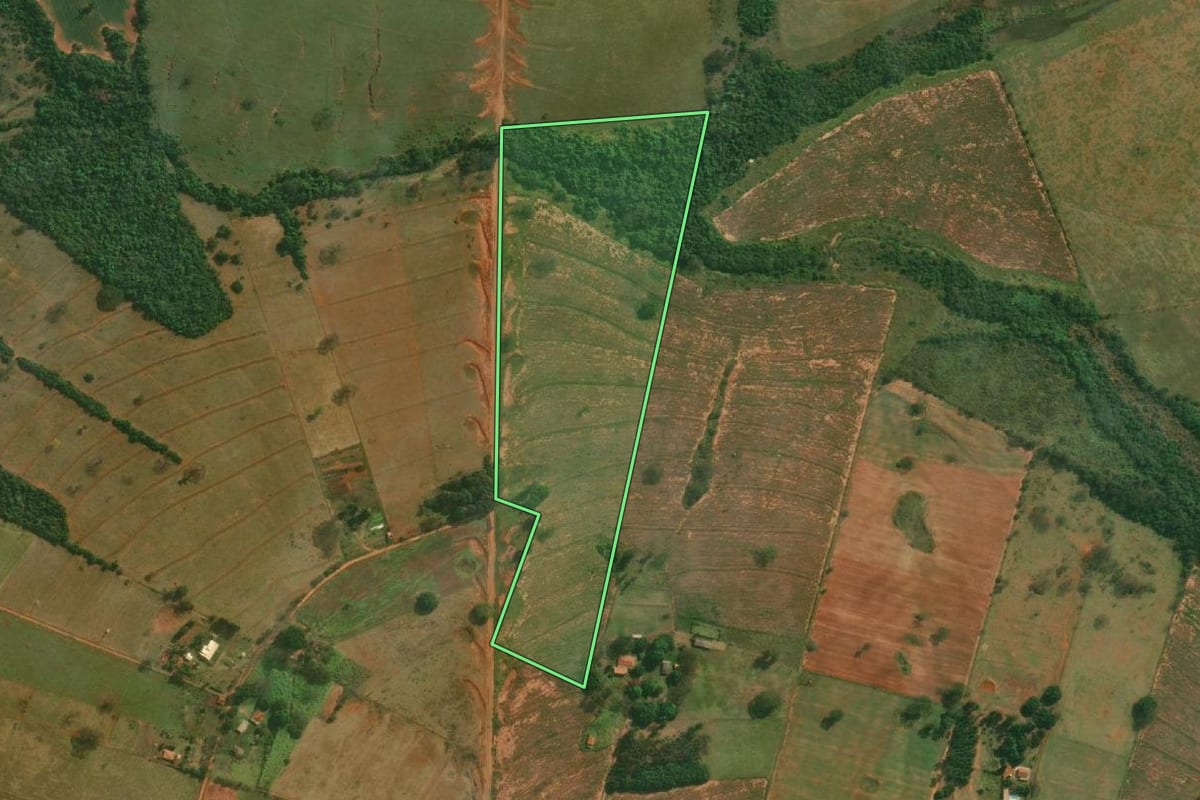 Imagem de satélite do imóvel rural em Tarabai (SP), com o contorno declarado no CAR desenhado por cima.