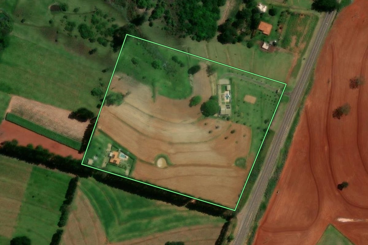 Imagem de satélite do imóvel rural em Tarabai (SP), com o contorno declarado no CAR desenhado por cima.