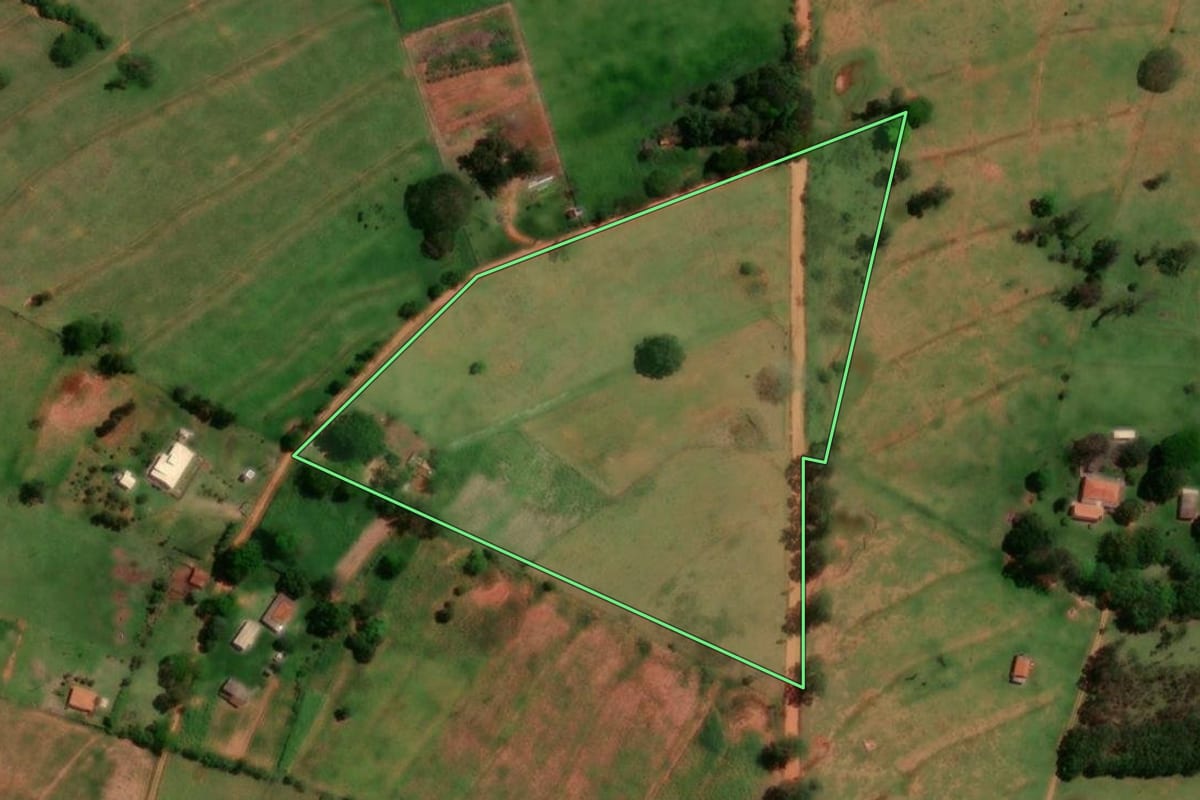 Imagem de satélite do imóvel rural em Tarabai (SP), com o contorno declarado no CAR desenhado por cima.