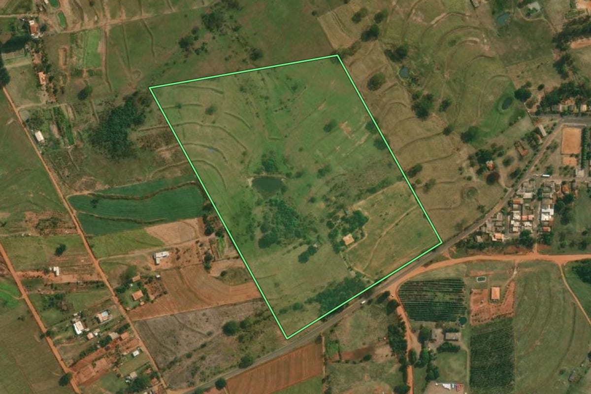 Imagem de satélite do imóvel rural em Tarabai (SP), com o contorno declarado no CAR desenhado por cima.