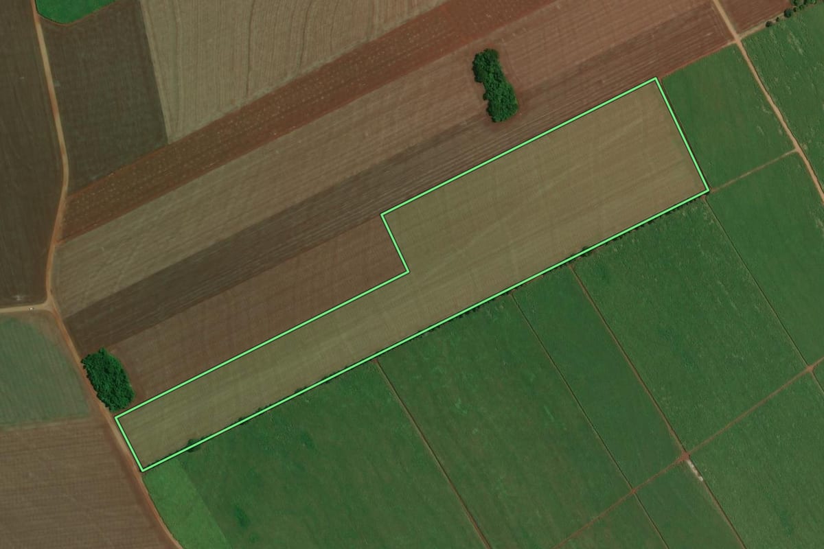 Imagem de satélite do imóvel rural em Tarumã (SP), com o contorno declarado no CAR desenhado por cima.