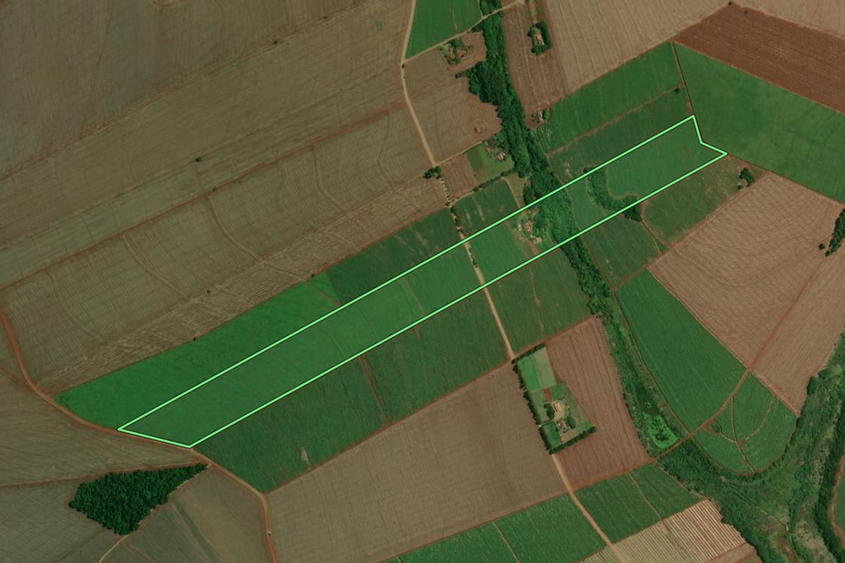 Imagem de satélite do imóvel rural em Tarumã (SP), com o contorno declarado no CAR desenhado por cima.