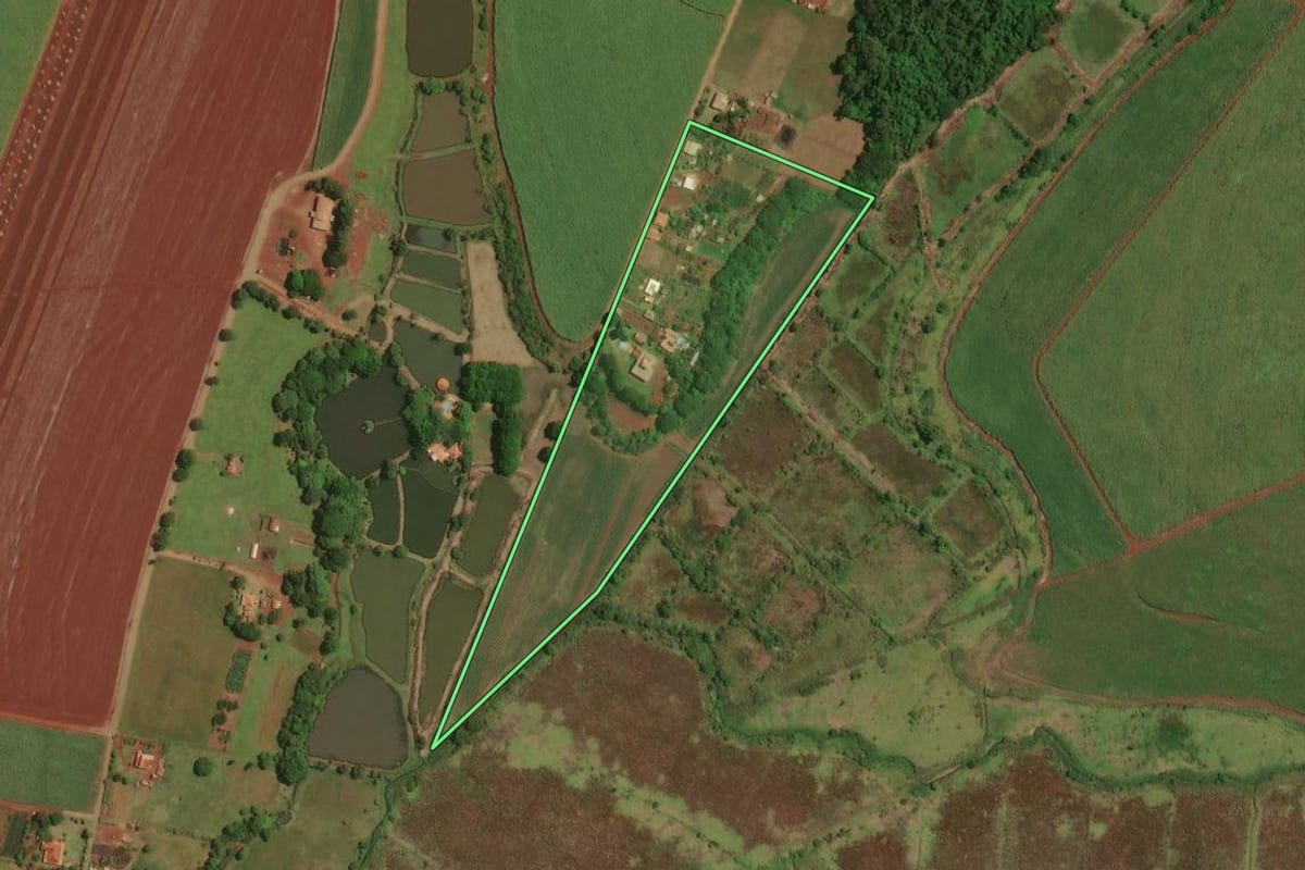 Imagem de satélite do imóvel rural em Tarumã (SP), com o contorno declarado no CAR desenhado por cima.