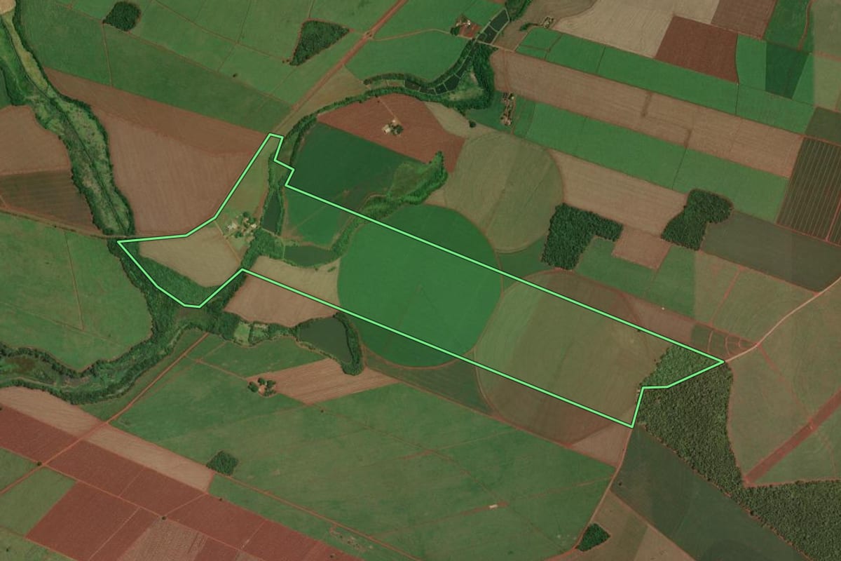 Imagem de satélite do imóvel rural em Florínea (SP), com o contorno declarado no CAR desenhado por cima.