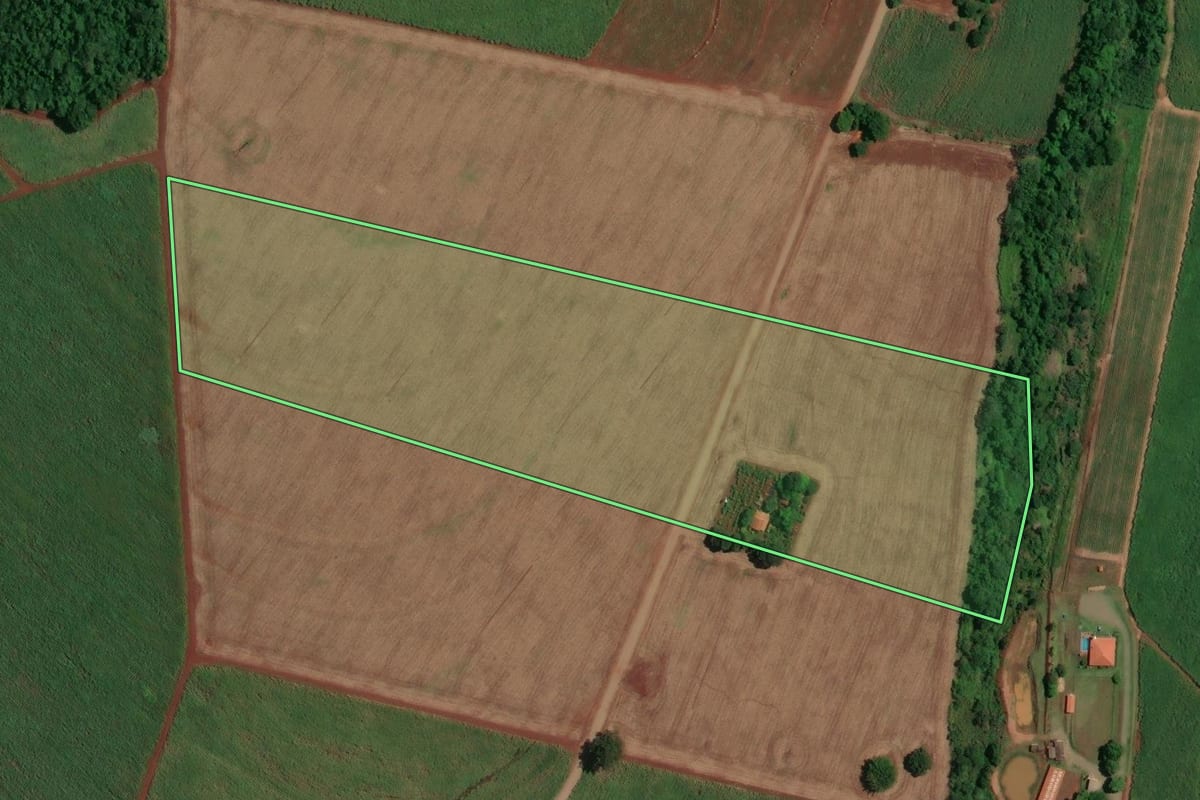 Imagem de satélite do imóvel rural em Tarumã (SP), com o contorno declarado no CAR desenhado por cima.