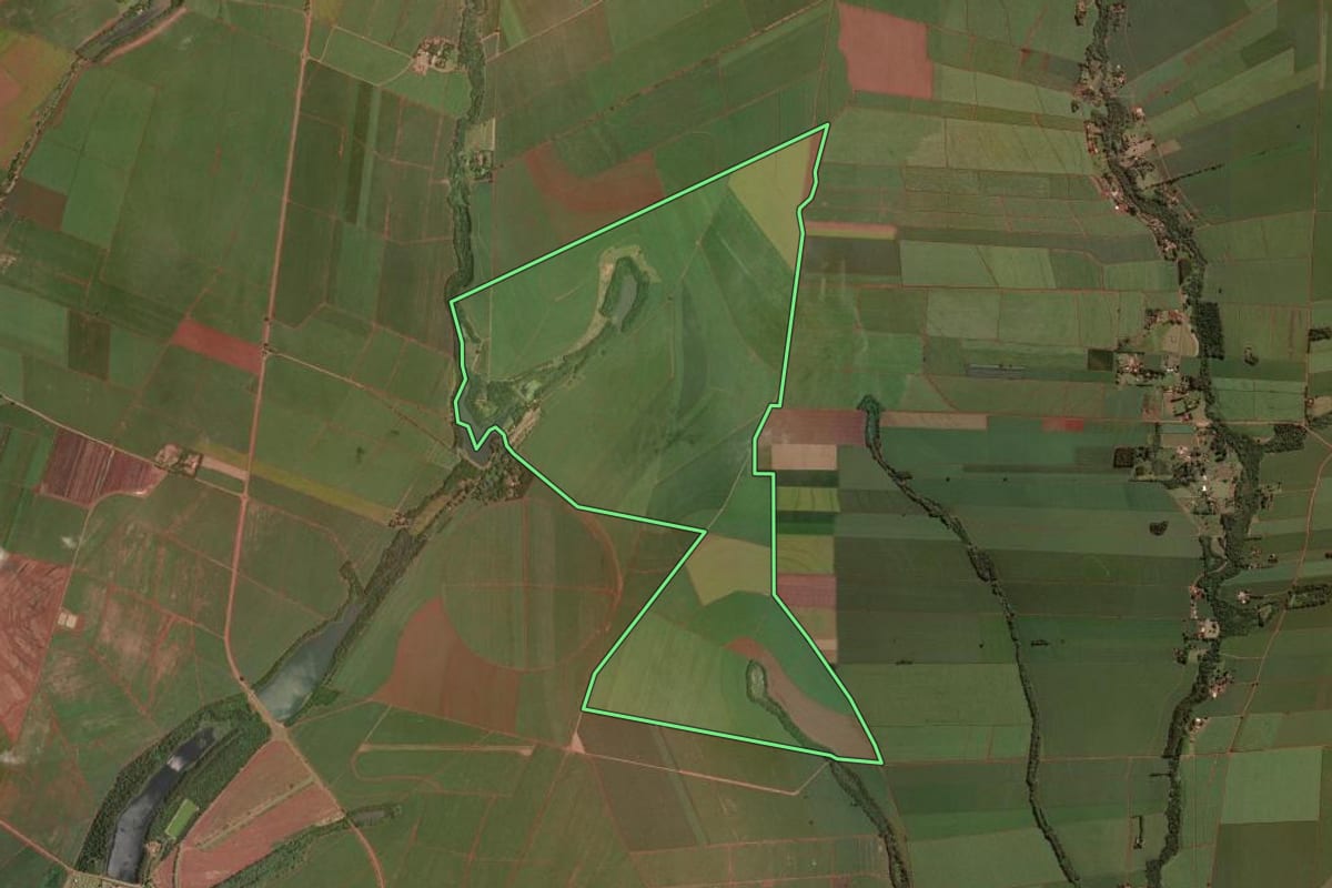 Imagem de satélite do imóvel rural em Tarumã (SP), com o contorno declarado no CAR desenhado por cima.