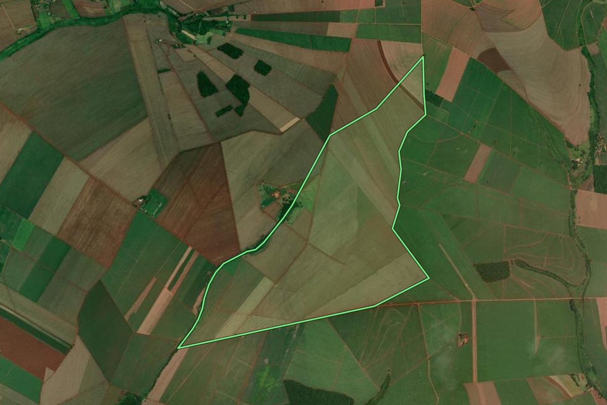 Imagem de satélite do imóvel rural em Tarumã (SP), com o contorno declarado no CAR desenhado por cima.