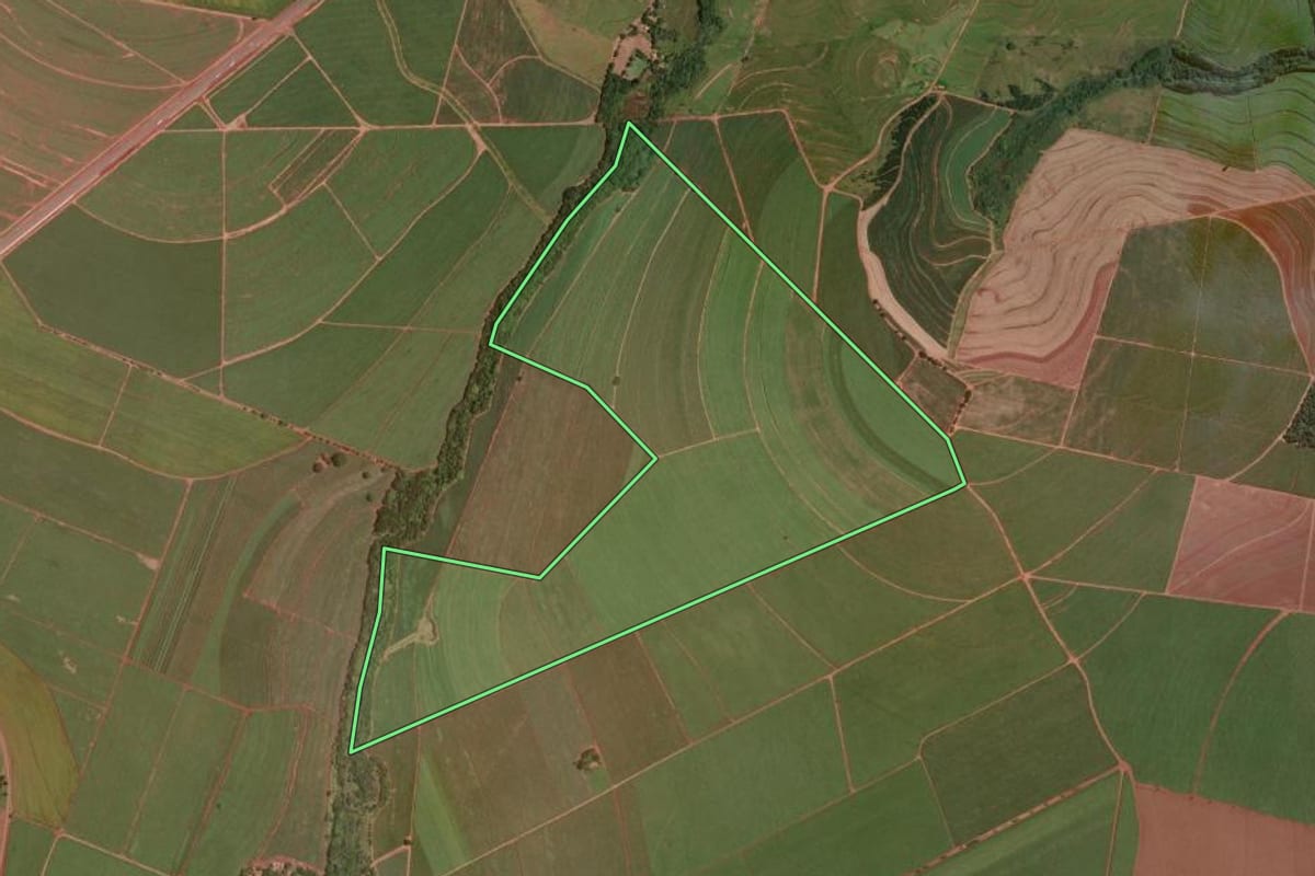 Imagem de satélite do imóvel rural em Tarumã (SP), com o contorno declarado no CAR desenhado por cima.