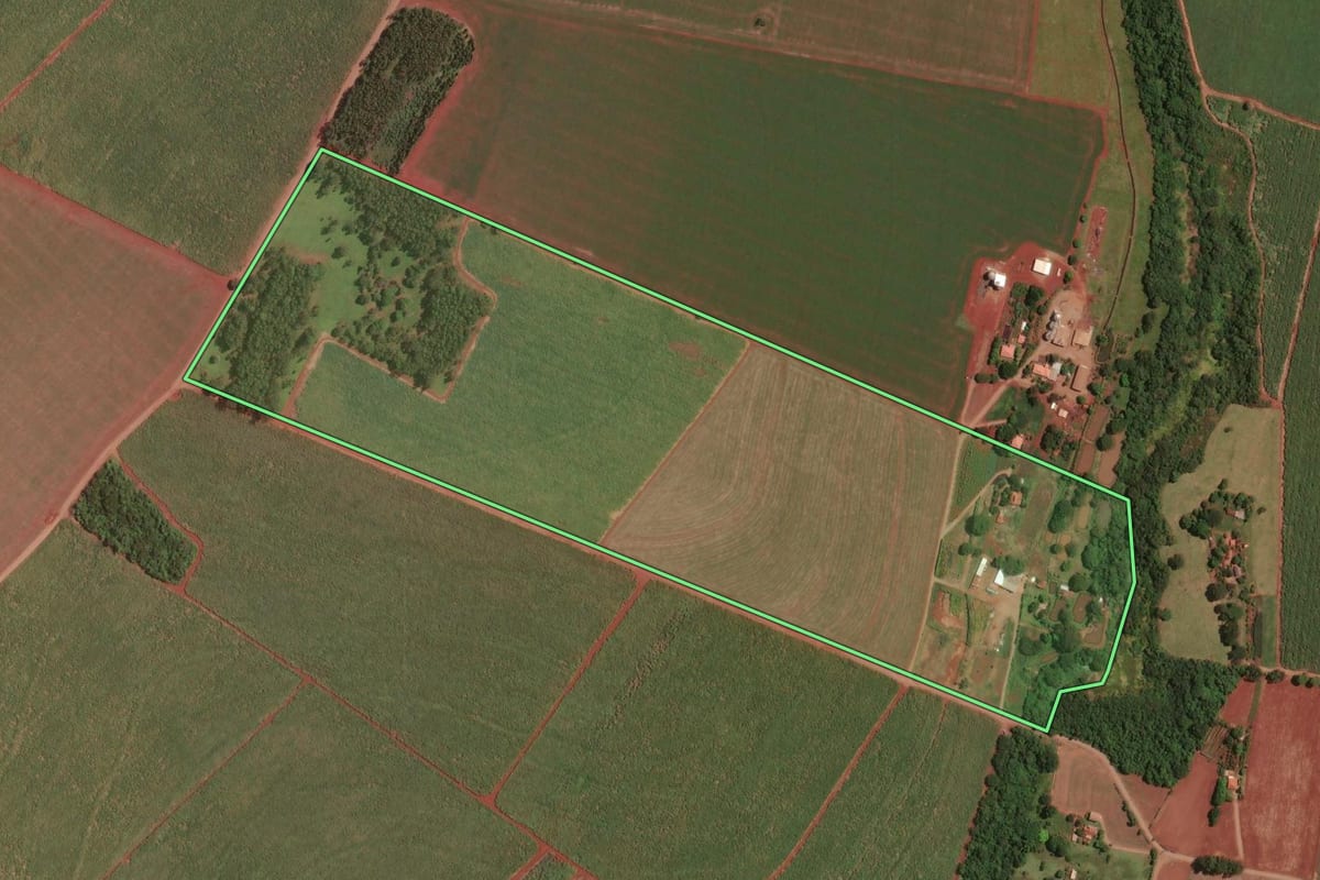 Imagem de satélite do imóvel rural em Tarumã (SP), com o contorno declarado no CAR desenhado por cima.