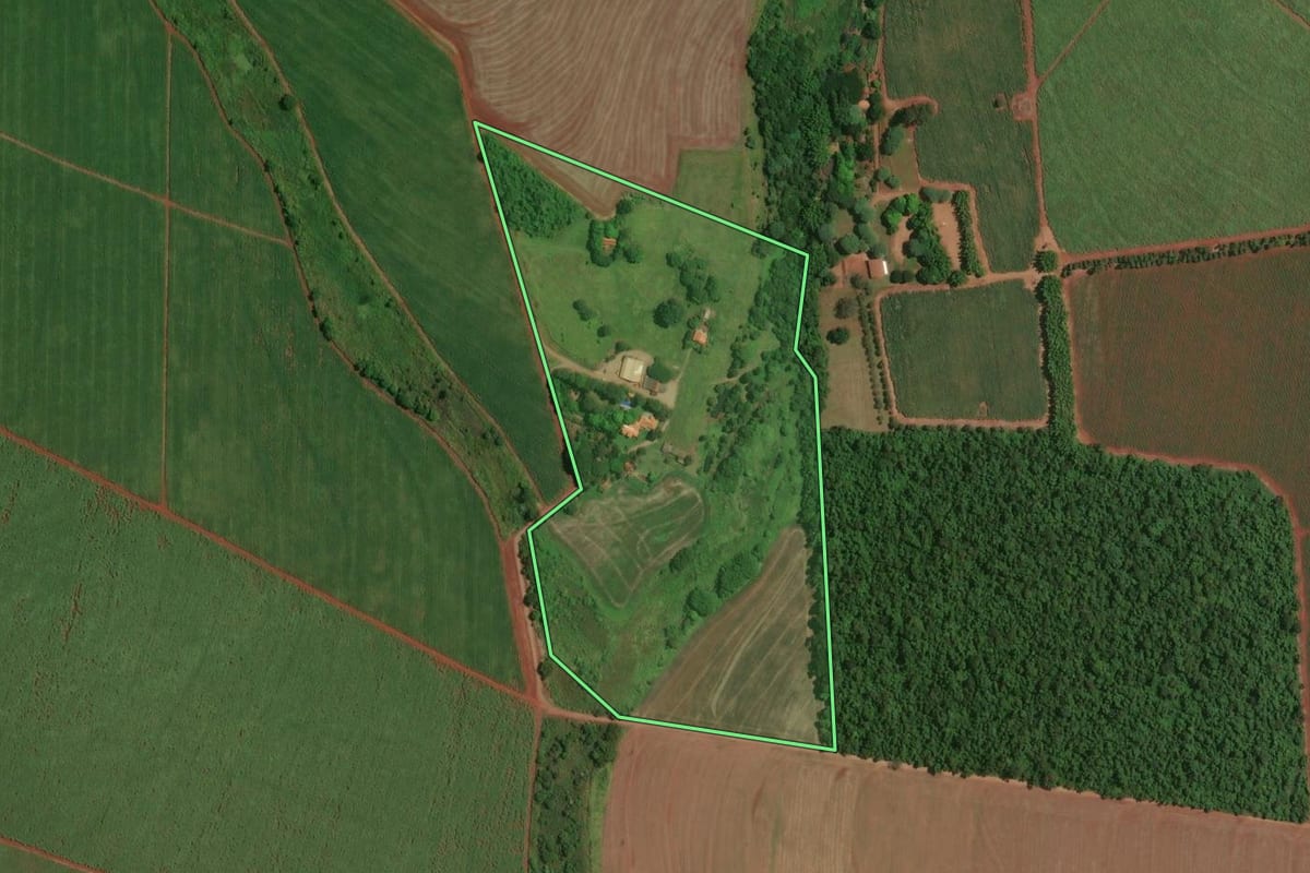 Imagem de satélite do imóvel rural em Tarumã (SP), com o contorno declarado no CAR desenhado por cima.