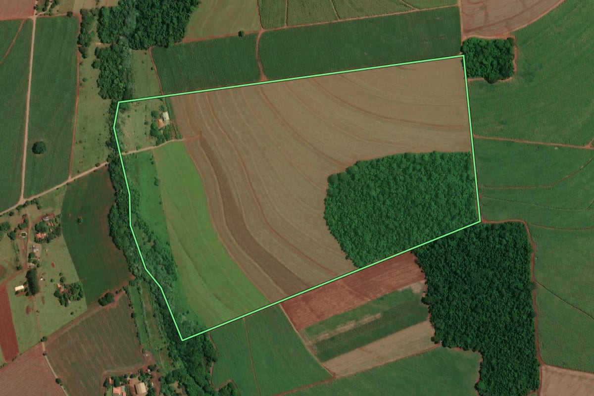 Imagem de satélite do imóvel rural em Tarumã (SP), com o contorno declarado no CAR desenhado por cima.