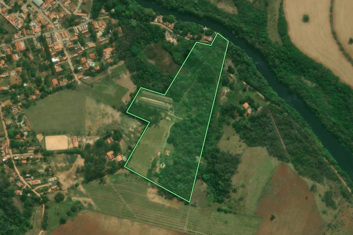 Imagem de satélite do imóvel rural em Tatuí (SP), com o contorno declarado no CAR desenhado por cima.
