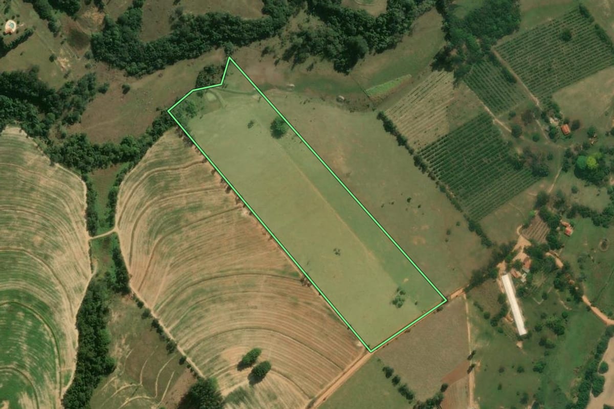 Imagem de satélite do imóvel rural em Tatuí (SP), com o contorno declarado no CAR desenhado por cima.