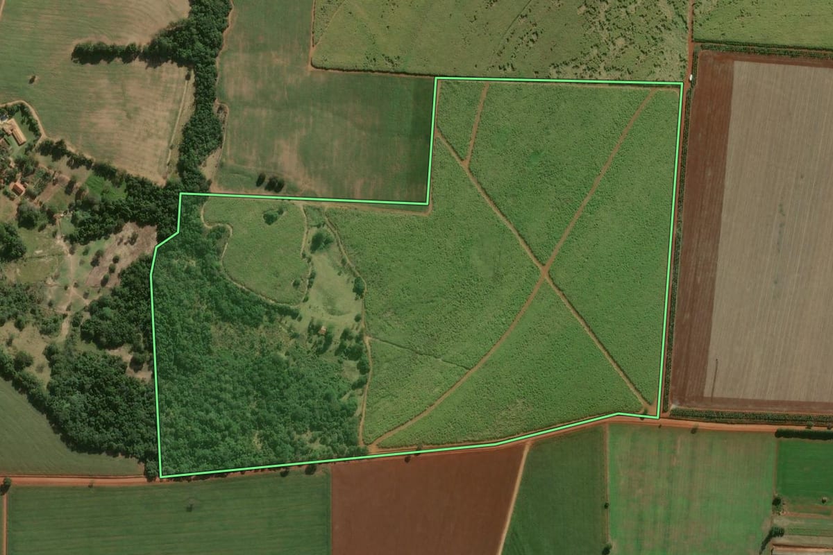 Imagem de satélite do imóvel rural em Tatuí (SP), com o contorno declarado no CAR desenhado por cima.