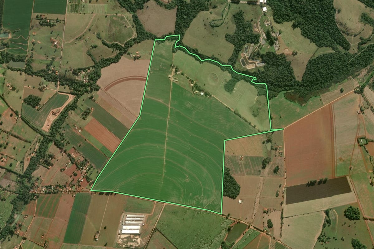 Imagem de satélite do imóvel rural em Tatuí (SP), com o contorno declarado no CAR desenhado por cima.
