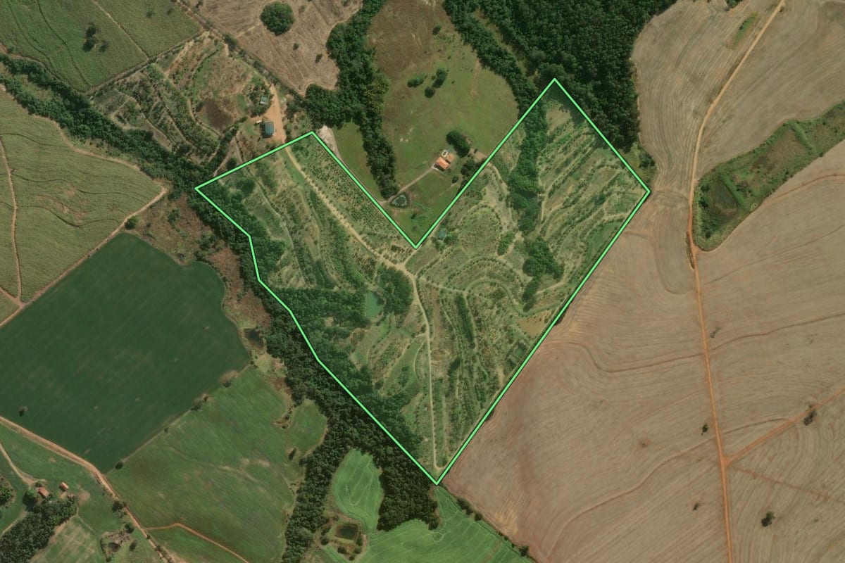 Imagem de satélite do imóvel rural em Tatuí (SP), com o contorno declarado no CAR desenhado por cima.