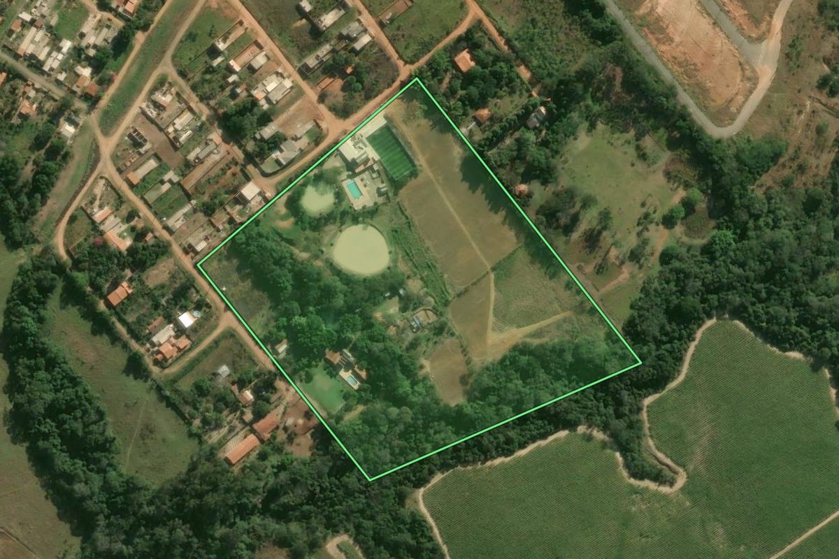 Imagem de satélite do imóvel rural em Tatuí (SP), com o contorno declarado no CAR desenhado por cima.