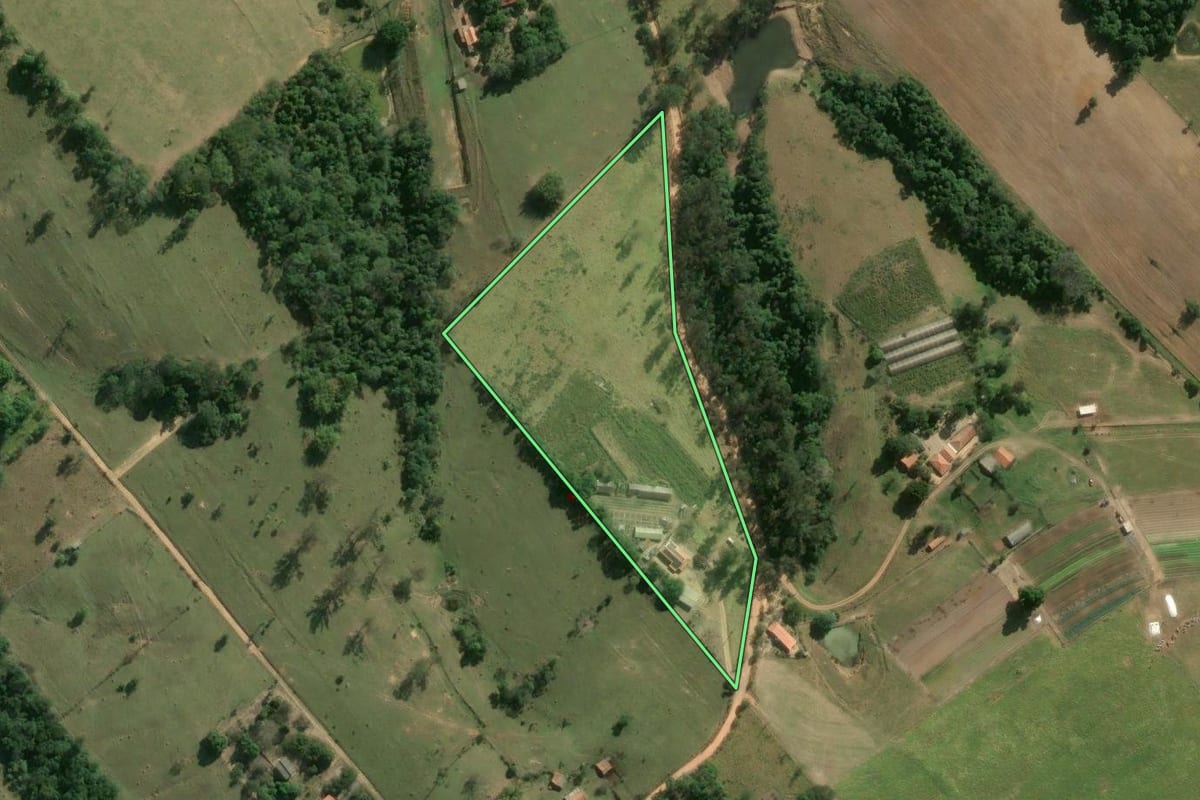 Imagem de satélite do imóvel rural em Tatuí (SP), com o contorno declarado no CAR desenhado por cima.