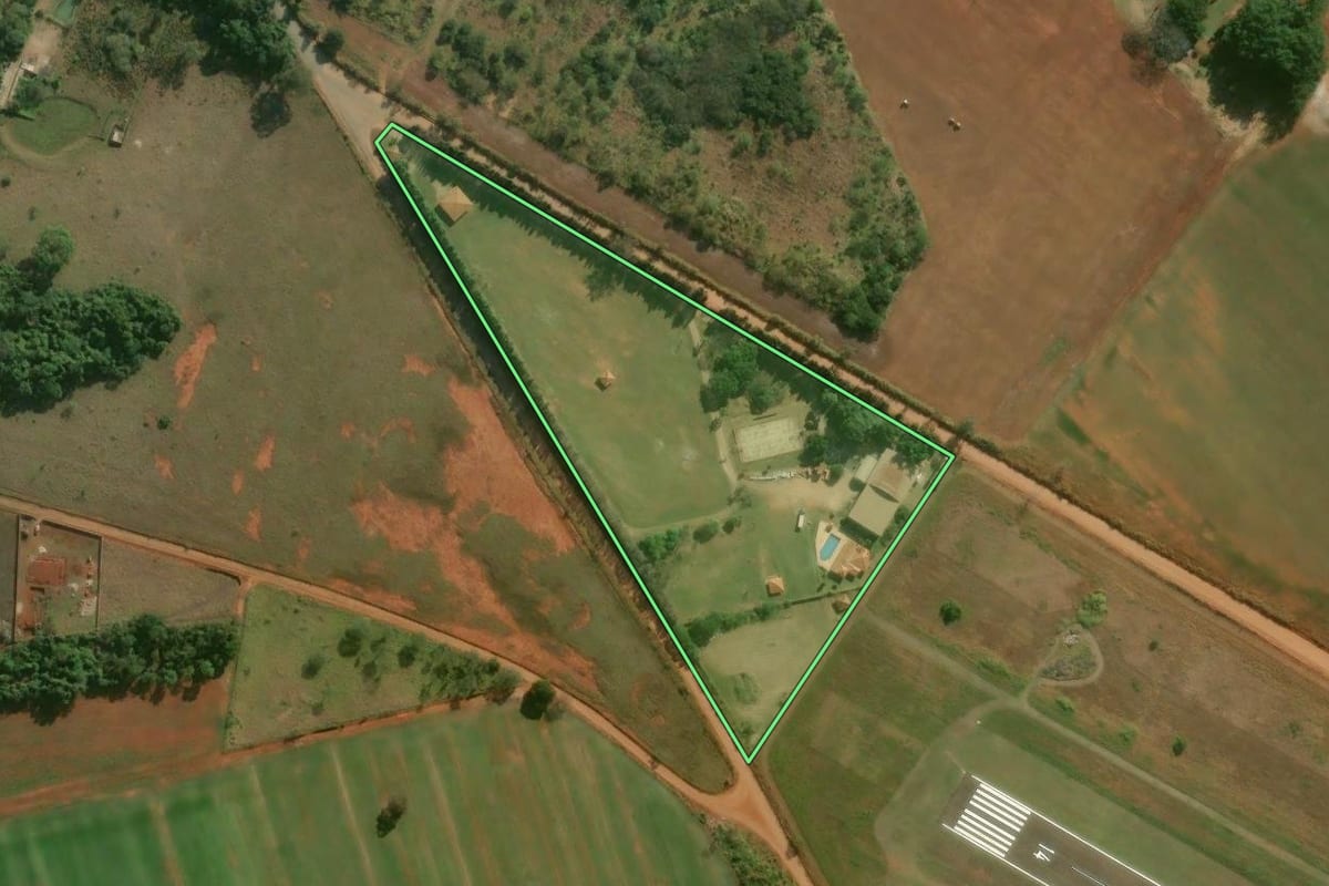Imagem de satélite do imóvel rural em Tatuí (SP), com o contorno declarado no CAR desenhado por cima.
