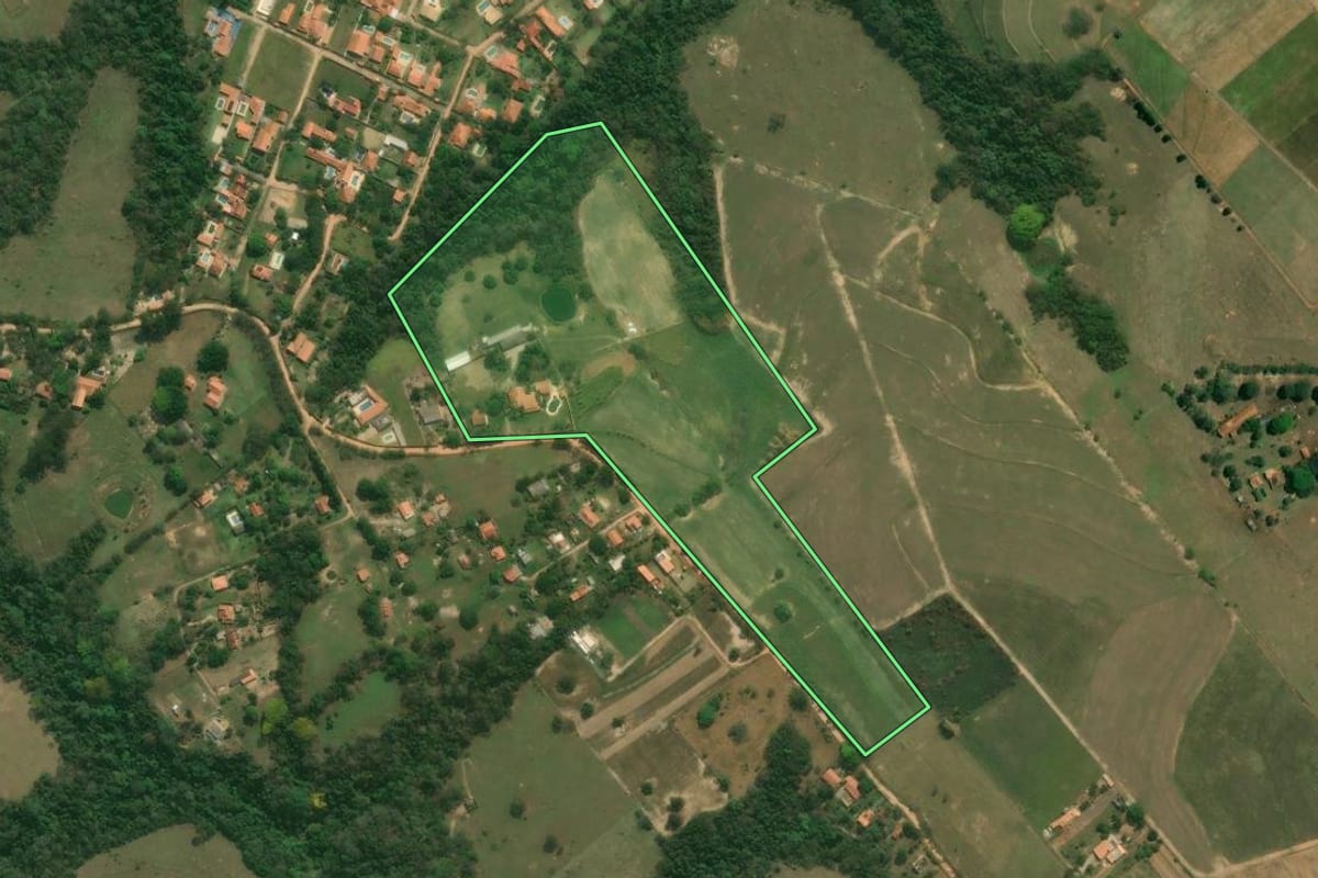 Imagem de satélite do imóvel rural em Tatuí (SP), com o contorno declarado no CAR desenhado por cima.