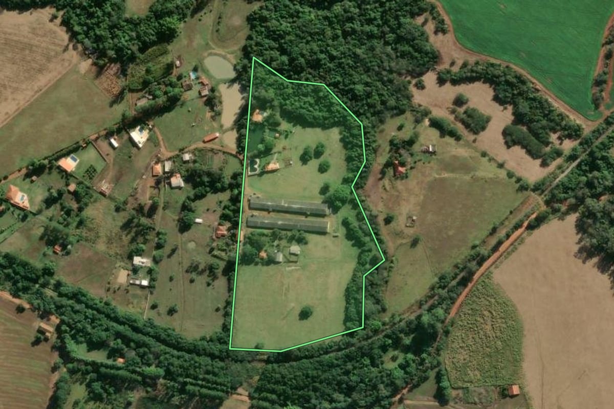 Imagem de satélite do imóvel rural em Tatuí (SP), com o contorno declarado no CAR desenhado por cima.
