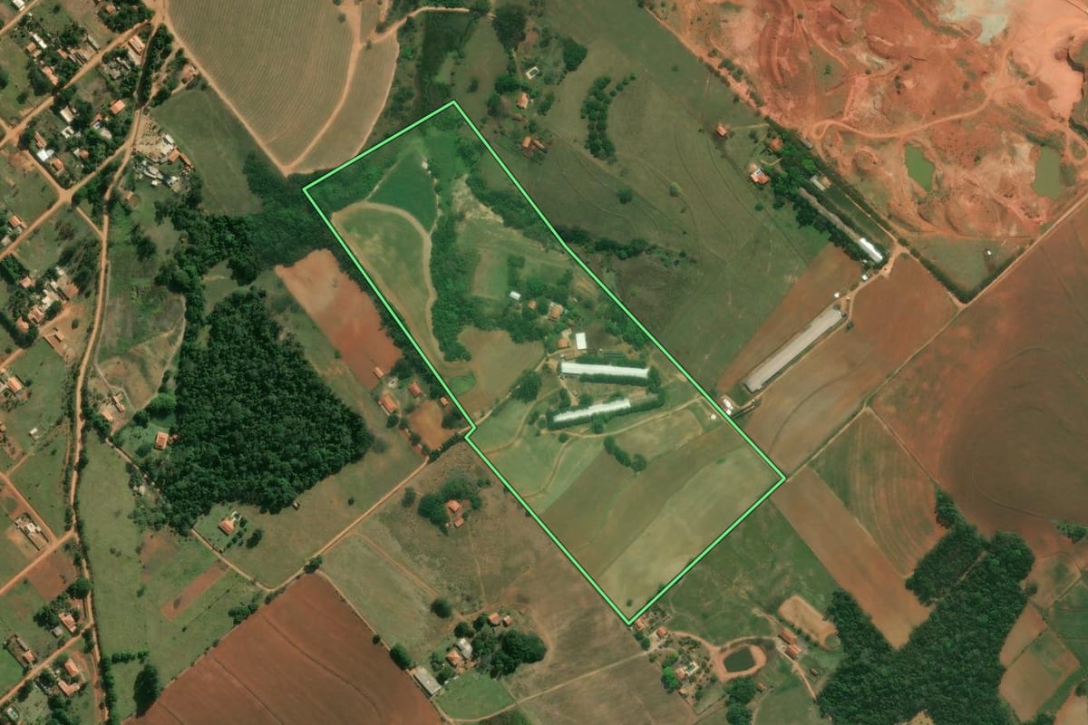 Imagem de satélite do imóvel rural em Tatuí (SP), com o contorno declarado no CAR desenhado por cima.