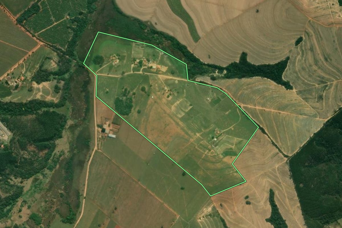 Imagem de satélite do imóvel rural em Tatuí (SP), com o contorno declarado no CAR desenhado por cima.