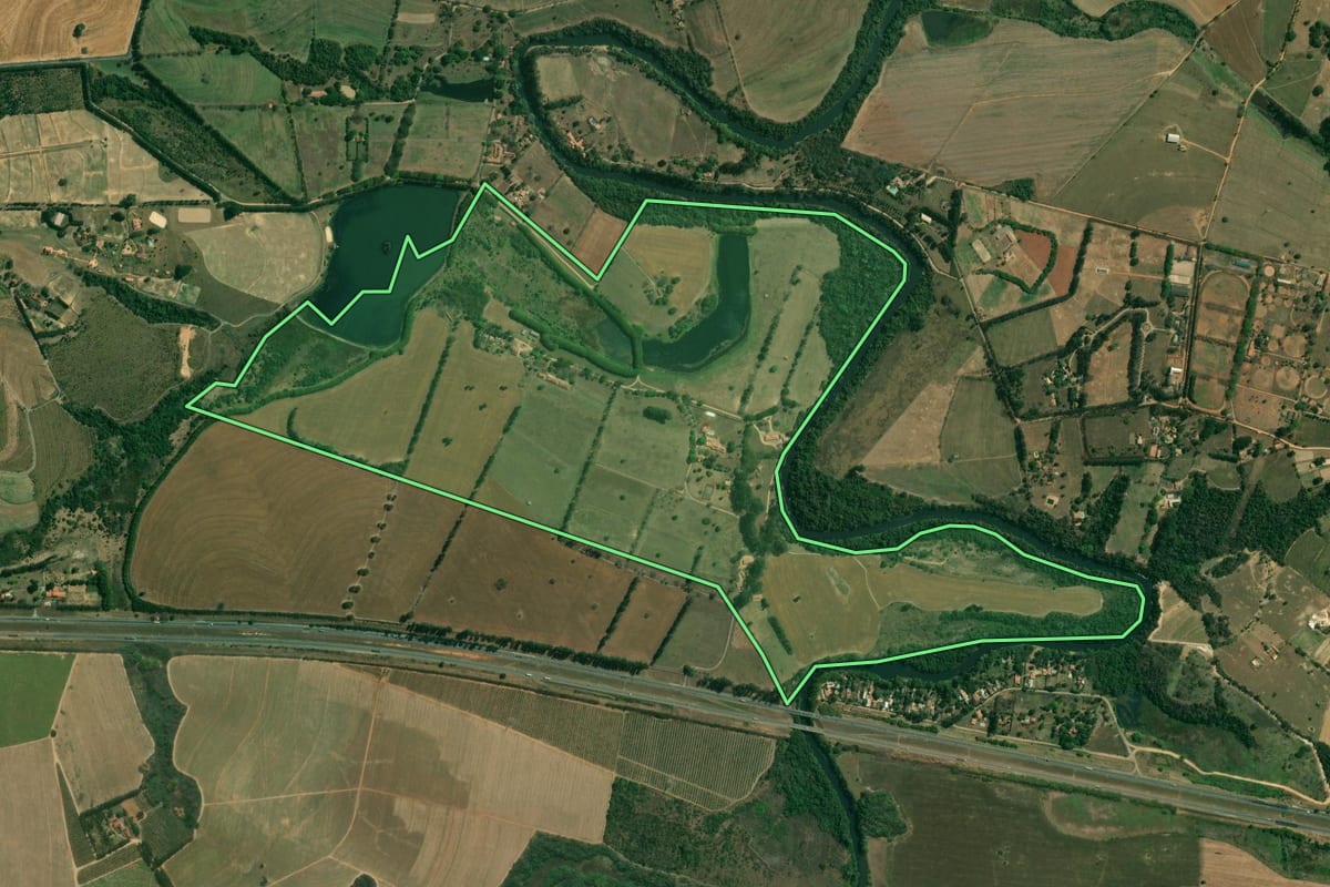 Imagem de satélite do imóvel rural em Tatuí (SP), com o contorno declarado no CAR desenhado por cima.
