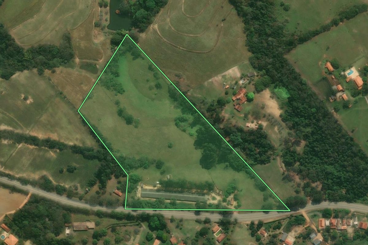 Imagem de satélite do imóvel rural em Tatuí (SP), com o contorno declarado no CAR desenhado por cima.