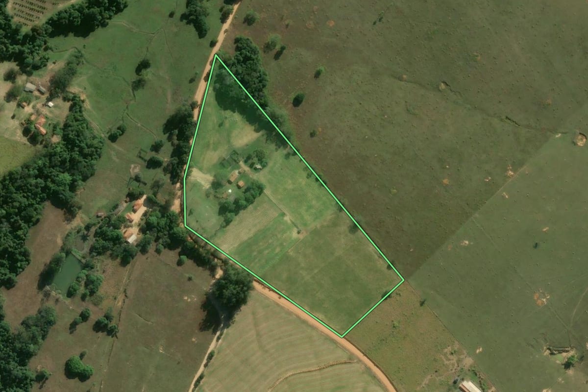Imagem de satélite do imóvel rural em Tatuí (SP), com o contorno declarado no CAR desenhado por cima.