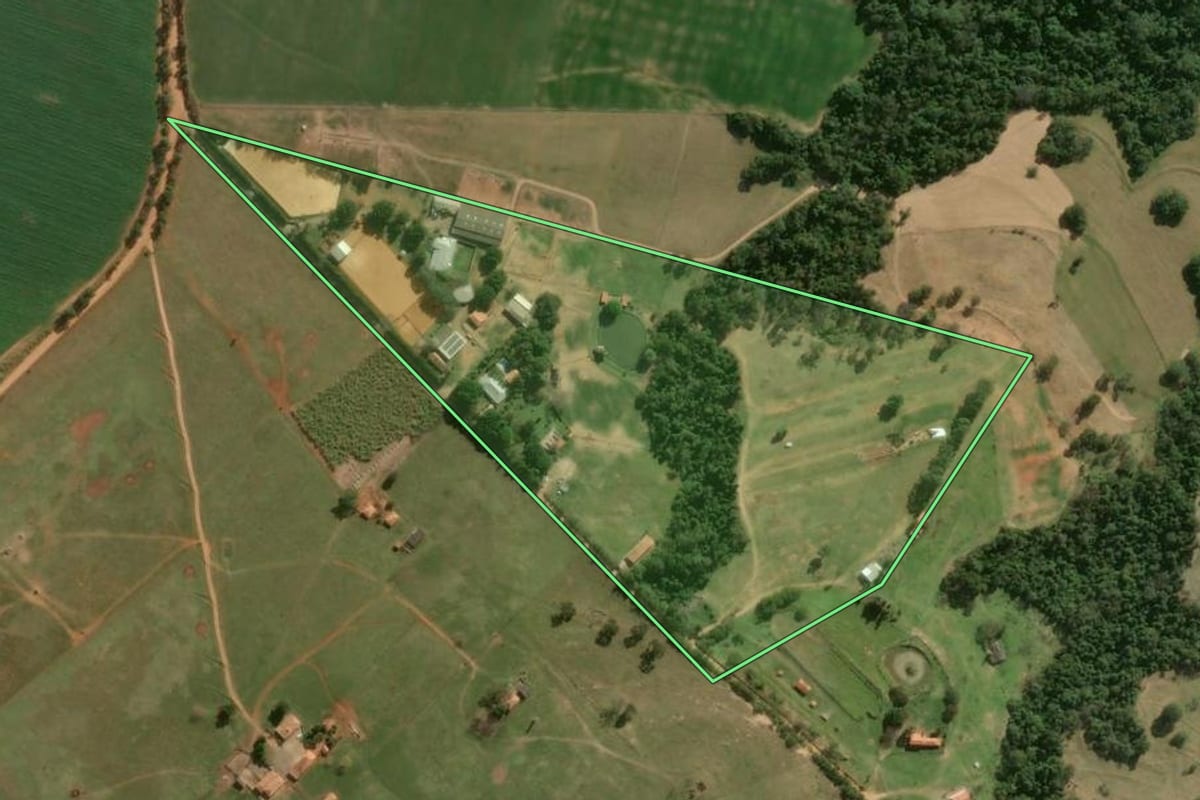 Imagem de satélite do imóvel rural em Tatuí (SP), com o contorno declarado no CAR desenhado por cima.