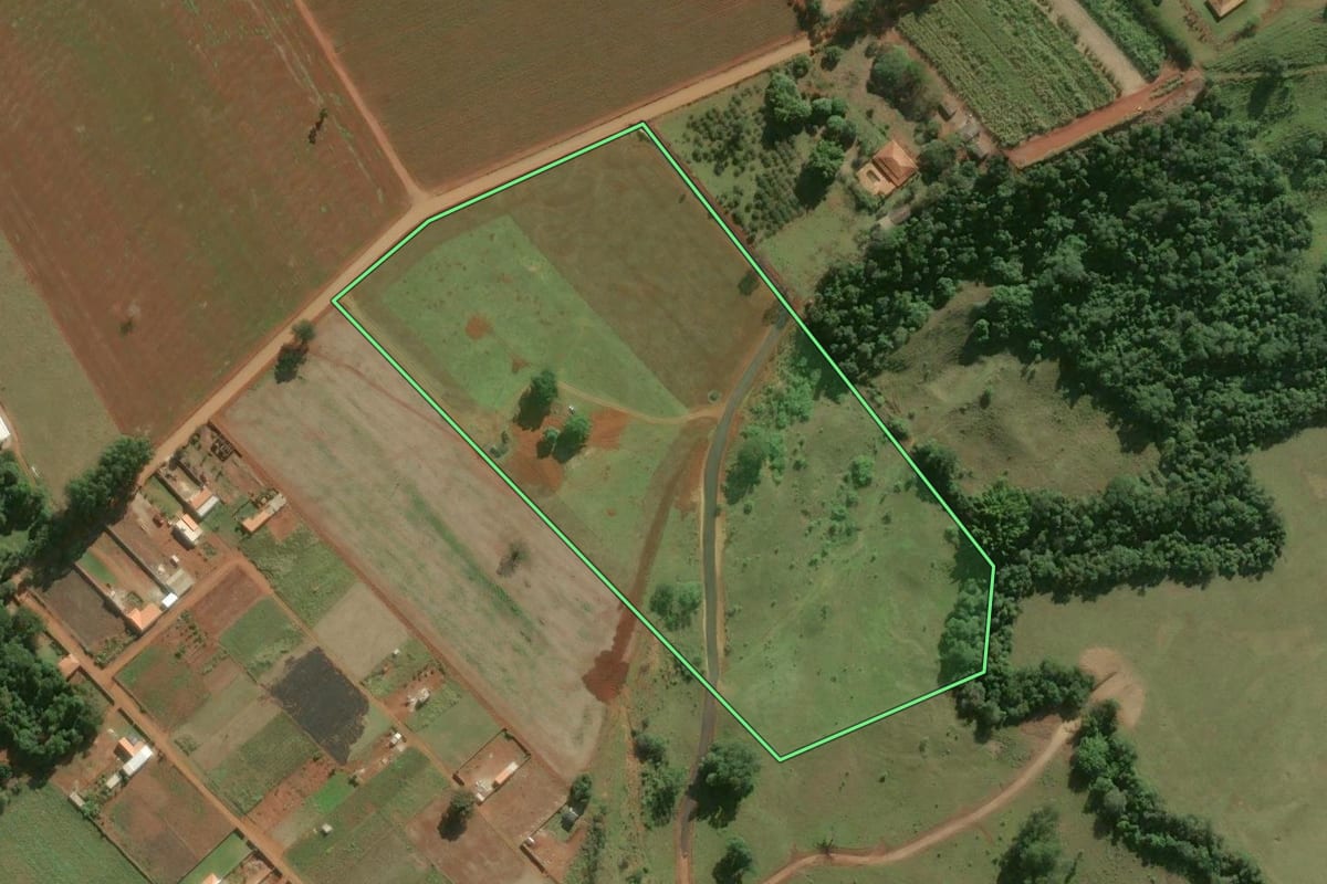 Imagem de satélite do imóvel rural em Tatuí (SP), com o contorno declarado no CAR desenhado por cima.