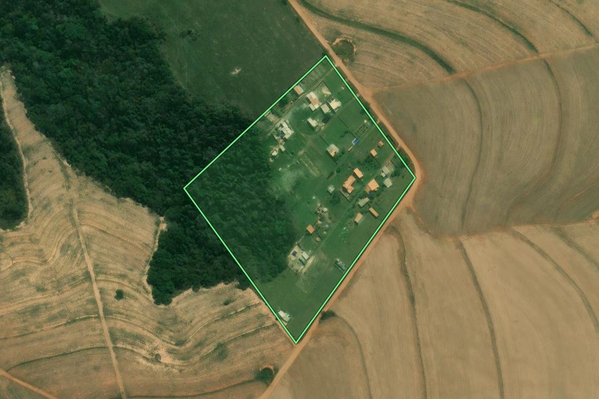 Imagem de satélite do imóvel rural em Tatuí (SP), com o contorno declarado no CAR desenhado por cima.
