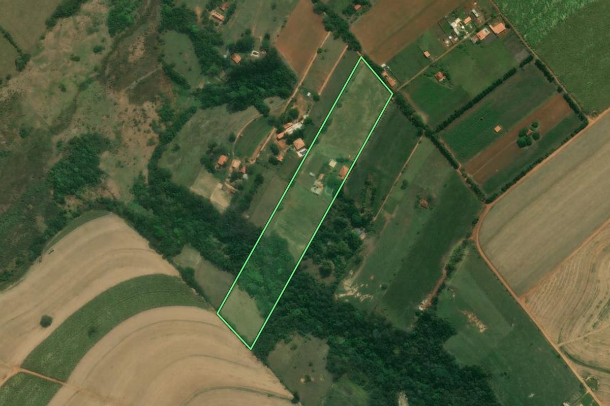 Imagem de satélite do imóvel rural em Tatuí (SP), com o contorno declarado no CAR desenhado por cima.