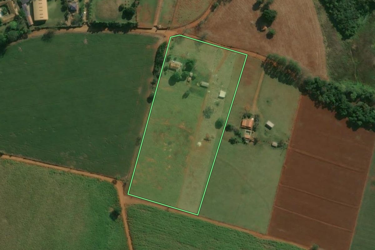 Imagem de satélite do imóvel rural em Tatuí (SP), com o contorno declarado no CAR desenhado por cima.