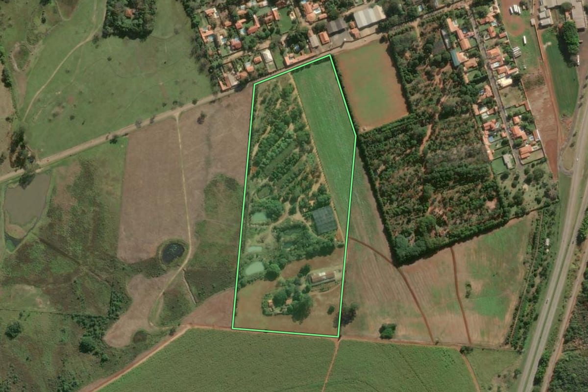 Imagem de satélite do imóvel rural em Tatuí (SP), com o contorno declarado no CAR desenhado por cima.
