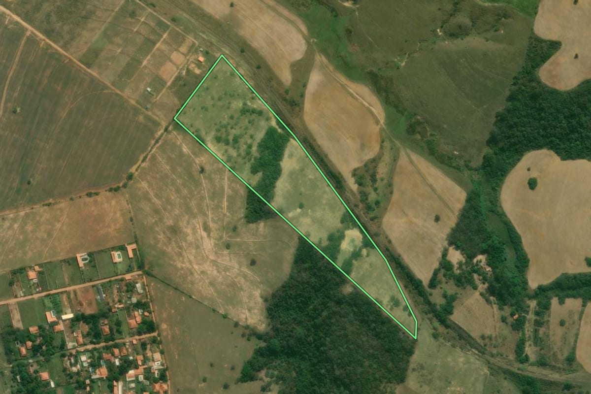 Imagem de satélite do imóvel rural em Tatuí (SP), com o contorno declarado no CAR desenhado por cima.