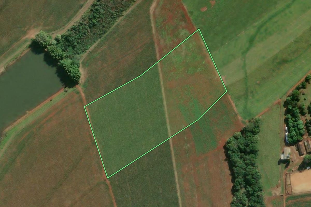 Imagem de satélite do imóvel rural em Tatuí (SP), com o contorno declarado no CAR desenhado por cima.