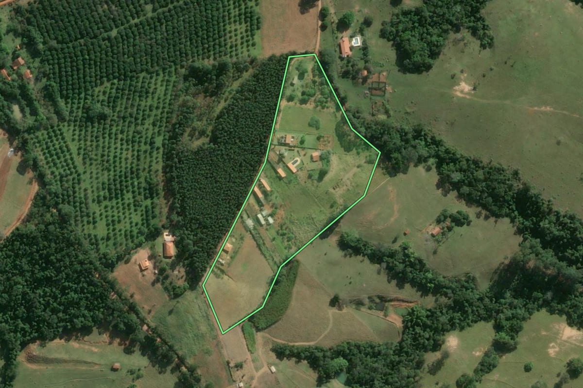 Imagem de satélite do imóvel rural em Tatuí (SP), com o contorno declarado no CAR desenhado por cima.
