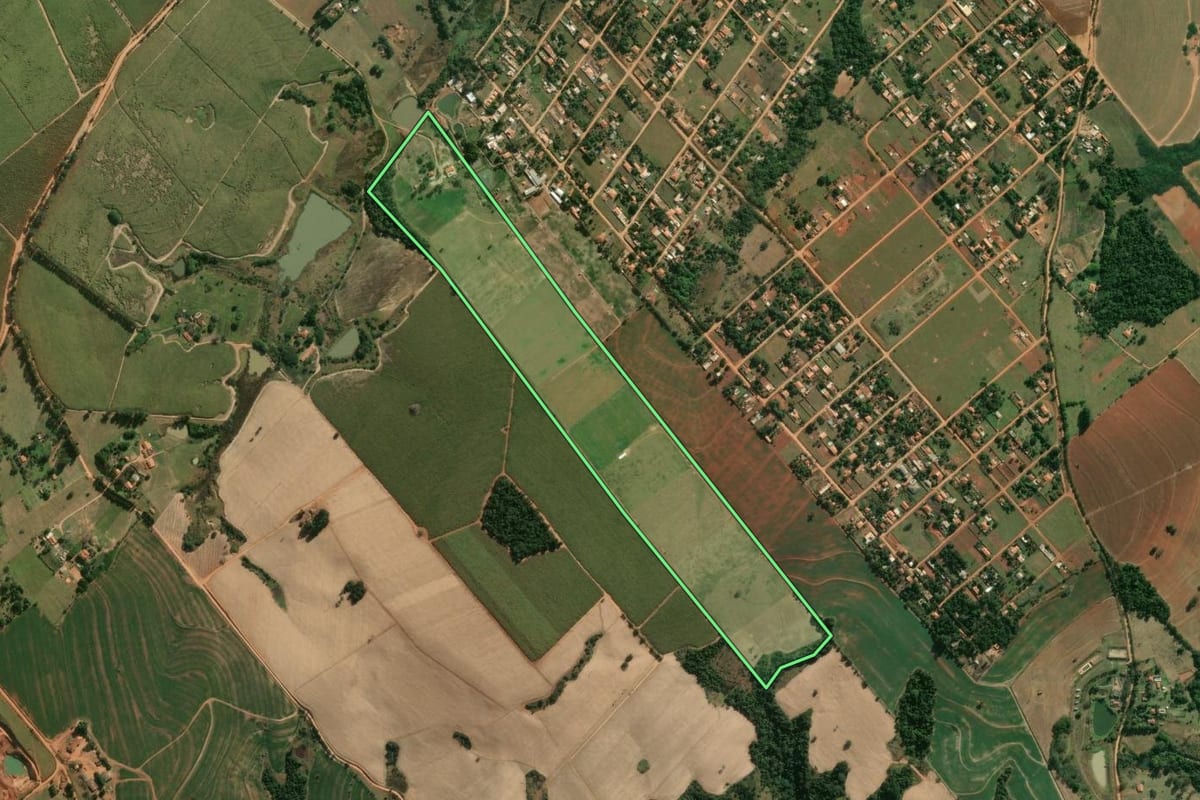 Imagem de satélite do imóvel rural em Tatuí (SP), com o contorno declarado no CAR desenhado por cima.