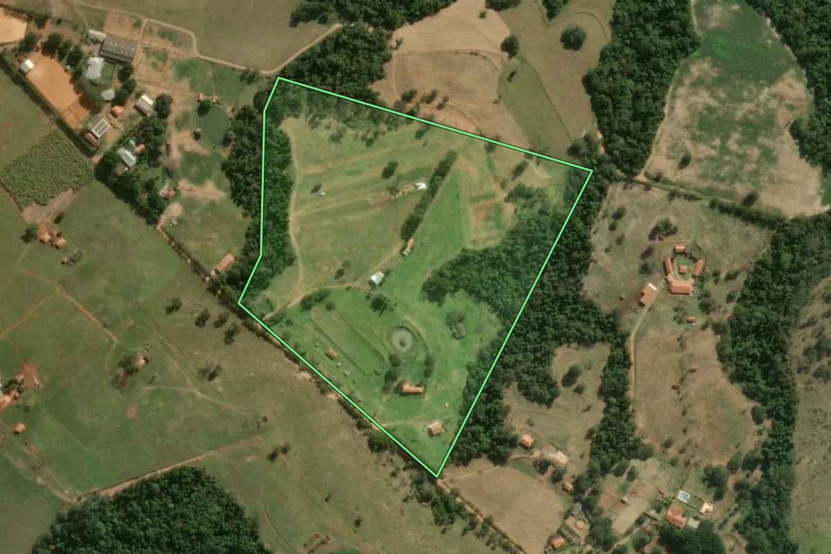 Imagem de satélite do imóvel rural em Tatuí (SP), com o contorno declarado no CAR desenhado por cima.