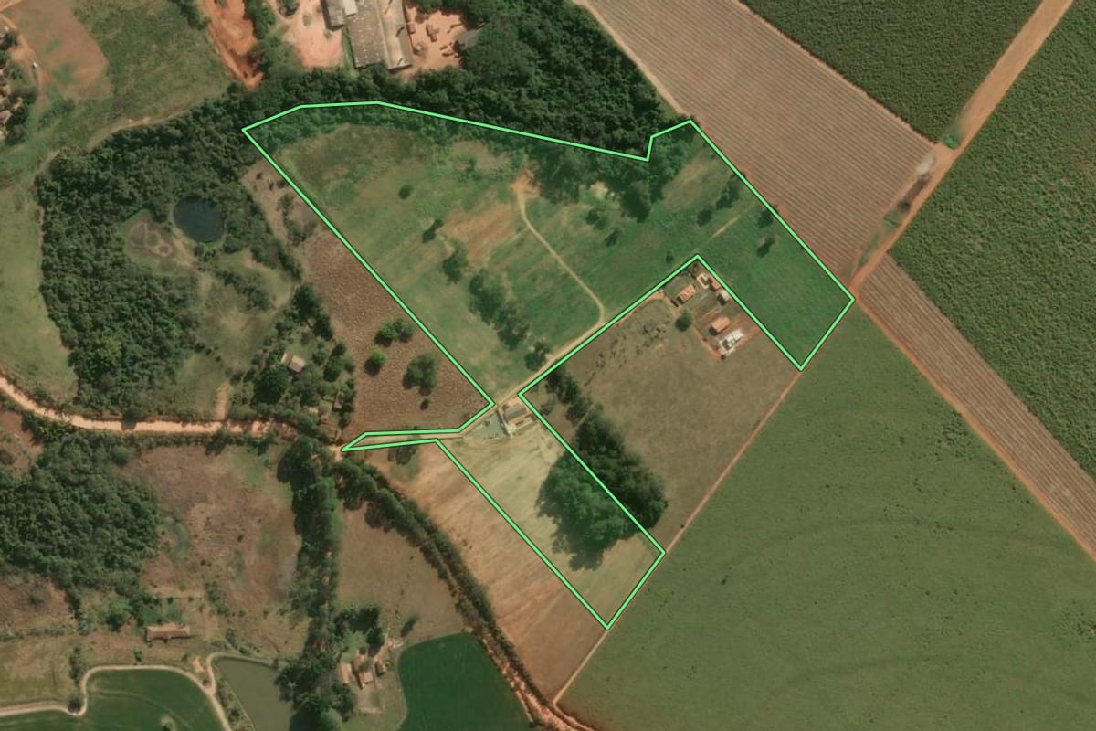 Imagem de satélite do imóvel rural em Tatuí (SP), com o contorno declarado no CAR desenhado por cima.