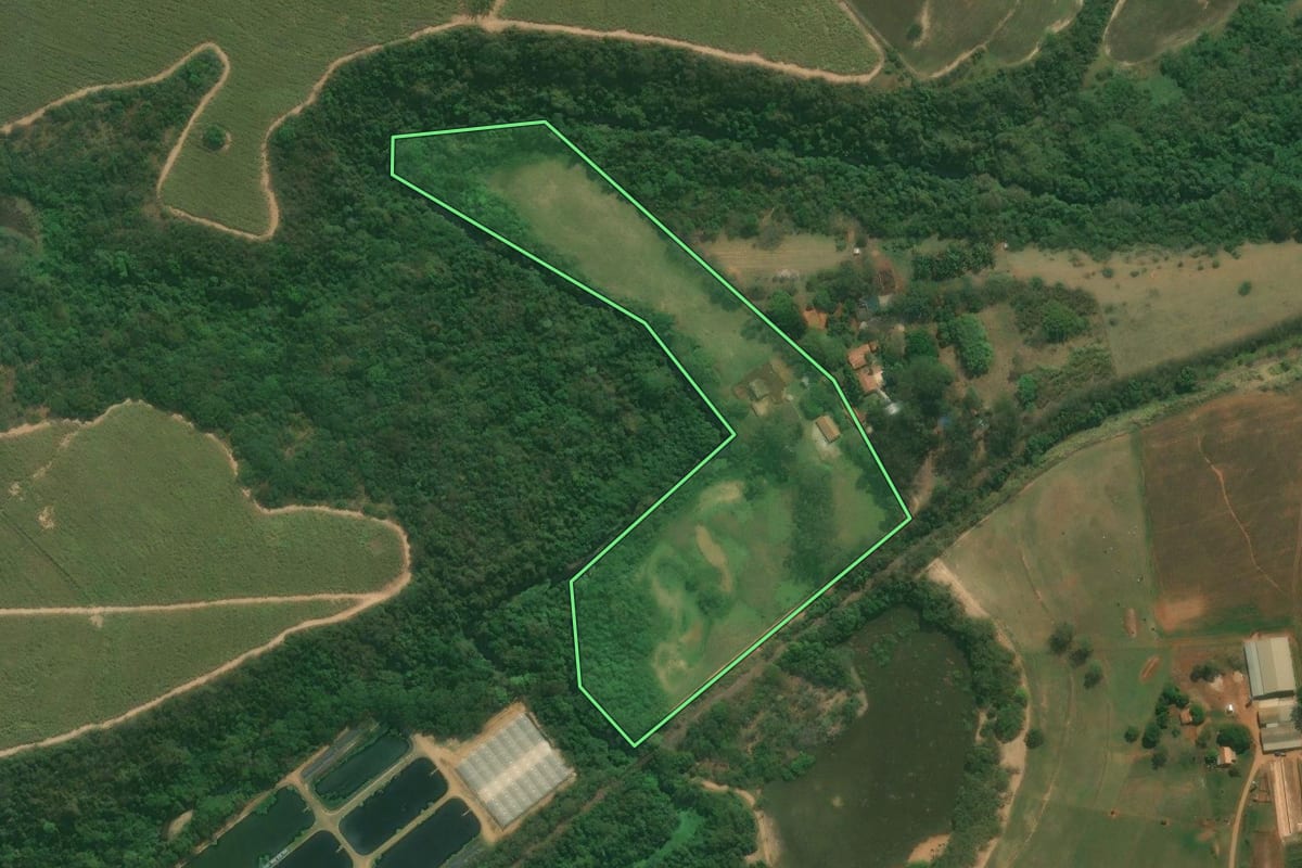 Imagem de satélite do imóvel rural em Tatuí (SP), com o contorno declarado no CAR desenhado por cima.